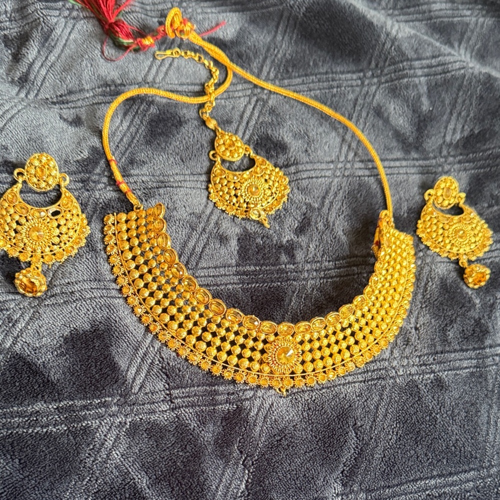 Elegant Gold Necklace and Earring Set